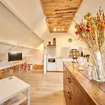 B B Huize Hooijer Bed & Breakfast 4*